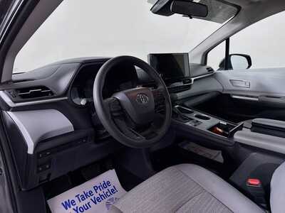 2025 Toyota Sienna, $39977. Photo 9