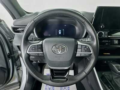 2025 Toyota Highlander, $45977. Photo 11