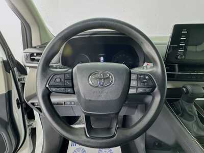 2024 Toyota Sienna, $38977. Photo 11