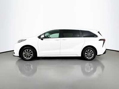 2024 Toyota Sienna, $38977. Photo 4