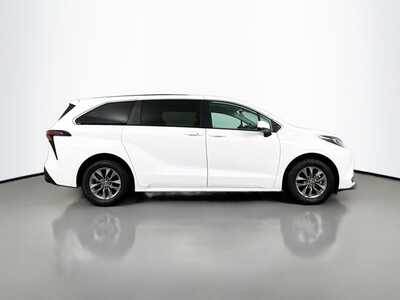 2024 Toyota Sienna, $38977. Photo 8