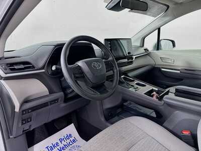 2024 Toyota Sienna, $38977. Photo 9