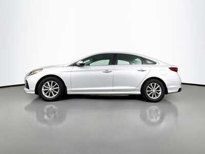 2019 Hyundai Sonata, $15548. Photo 4