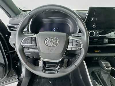 2025 Toyota Highlander, $46196. Photo 11