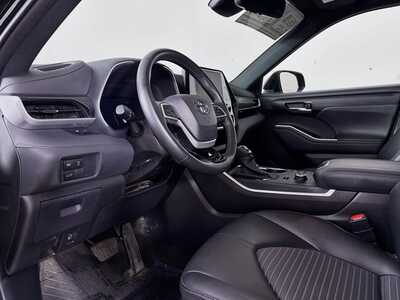 2025 Toyota Highlander, $46196. Photo 9
