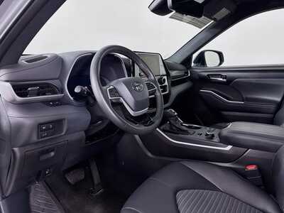 2025 Toyota Highlander, $45832. Photo 9