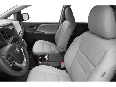 2015 Toyota Sienna, $16477. Photo 9