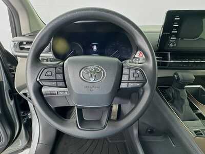 2024 Toyota Sienna, $43977. Photo 11
