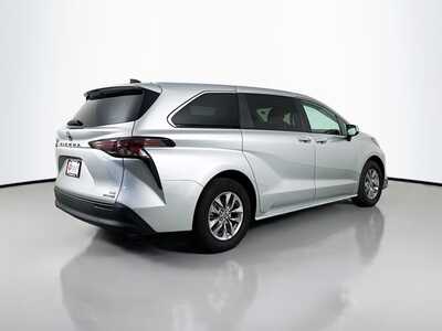 2024 Toyota Sienna, $43977. Photo 7