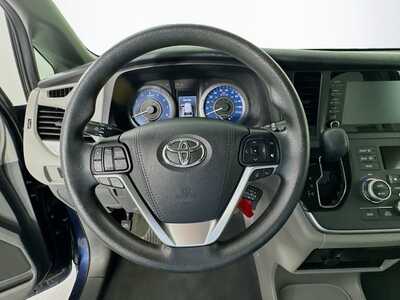 2020 Toyota Sienna, $32977. Photo 11
