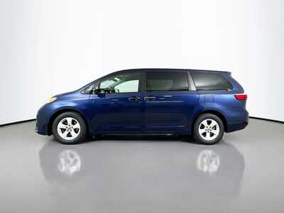2020 Toyota Sienna, $32977. Photo 4