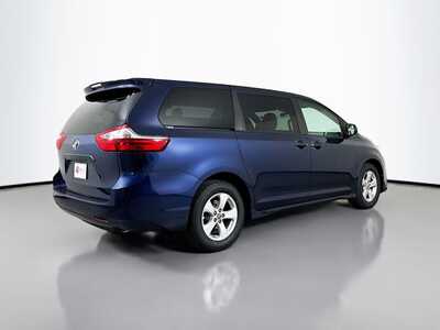2020 Toyota Sienna, $32977. Photo 7
