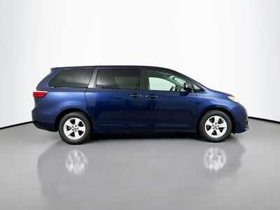 2020 Toyota Sienna, $32977. Photo 8