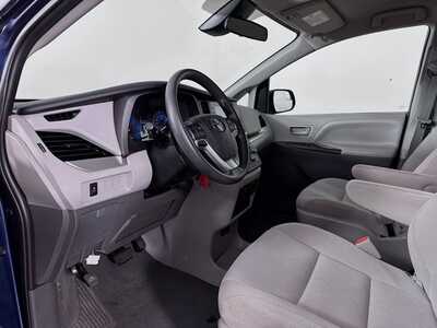 2020 Toyota Sienna, $32977. Photo 9