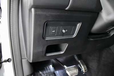 2023 Land Rover Discovery, $54995. Photo 8