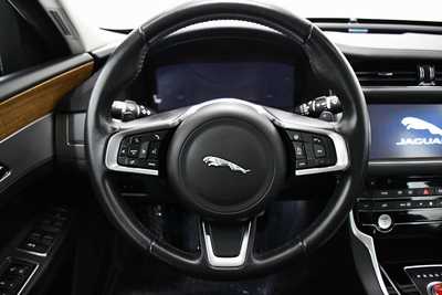 2018 Jaguar XF, $25995. Photo 9