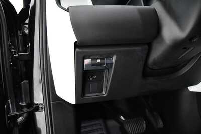 2024 Land Rover Defender, $53395. Photo 11