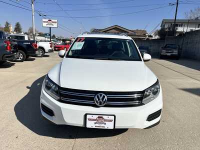 2017 Volkswagen Tiguan, $10900. Photo 7