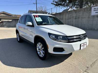 2017 Volkswagen Tiguan, $10900. Photo 8