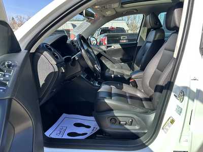 2017 Volkswagen Tiguan, $10900. Photo 9