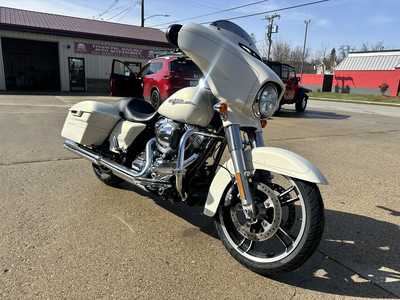 2014 Harley Davidson Street Glide, $14500. Photo 4