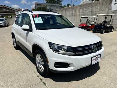 2017 Volkswagen Tiguan, $9900. Photo 7