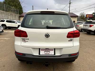 2018 Volkswagen Tiguan, $12500. Photo 3