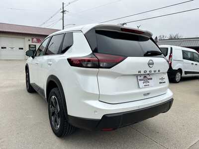 2024 Nissan Rogue, $19900. Photo 4