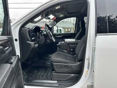 2024 GMC 2500 Crew Cab, $47900. Photo 9