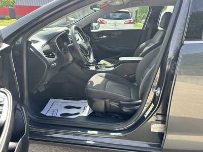 2017 Chevrolet Malibu, $9900. Photo 9