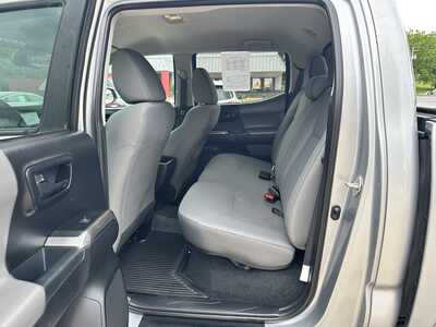 2018 Toyota Tacoma, $28500. Photo 10