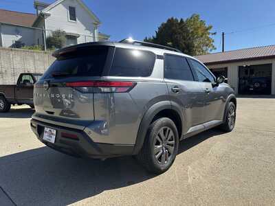 2023 Nissan Pathfinder, $22900. Photo 2