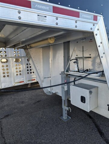 2007 Featherlite HORSE TRAILER, $39900.00. Photo 6