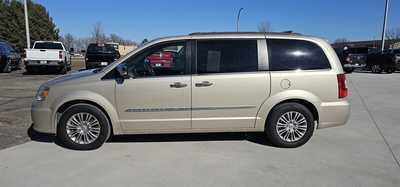 2015 Chrysler Town & Country, $9995.00. Photo 2
