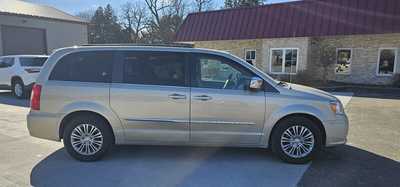 2015 Chrysler Town & Country, $9995.00. Photo 1