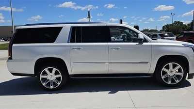 2020 Cadillac Escalade, $48900.00. Photo 2