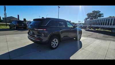 2023 Jeep Grand Cherokee, $40900.00. Photo 3