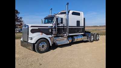 2021 Kenworth W900, $0.00. Photo 2