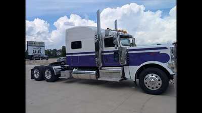2020 Peterbilt 389, $0.00. Photo 2
