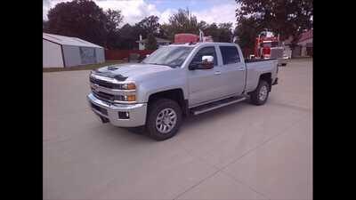 2019 Chevrolet 3500 Crew Cab, $32900.00. Photo 4