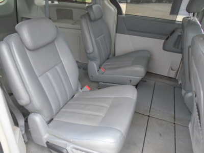 2009 Chrysler Town & Country, $1900. Photo 7
