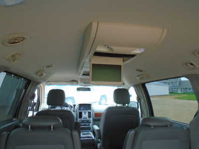 2009 Chrysler Town & Country, $1900. Photo 9