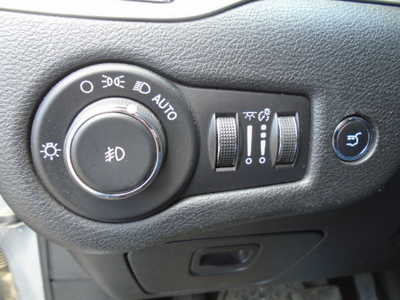 2015 Jeep Cherokee, $6900. Photo 11