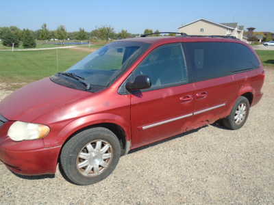 2007 Chrysler Town & Country, $1300. Photo 1