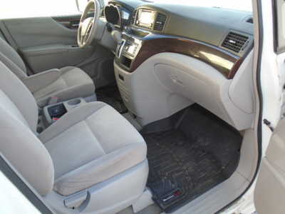 2017 Nissan Quest, $4500. Photo 7