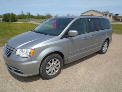 2015 Chrysler Town & Country, $5900. Photo 1