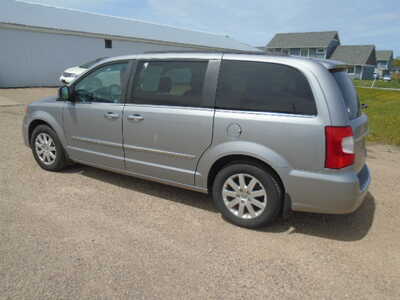 2015 Chrysler Town & Country, $5900. Photo 2