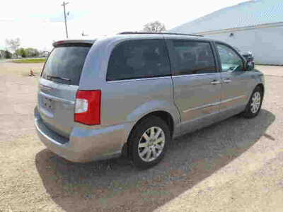 2015 Chrysler Town & Country, $5900. Photo 4