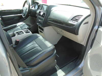 2015 Chrysler Town & Country, $5900. Photo 6