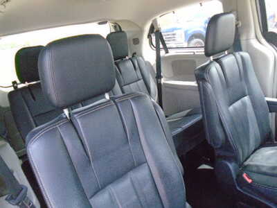 2015 Chrysler Town & Country, $5900. Photo 8